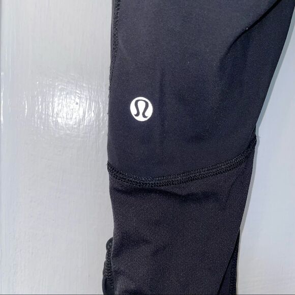 Lululemon Stash It Crop Animal Swirl Embossed Black - Picture 3 of 12
